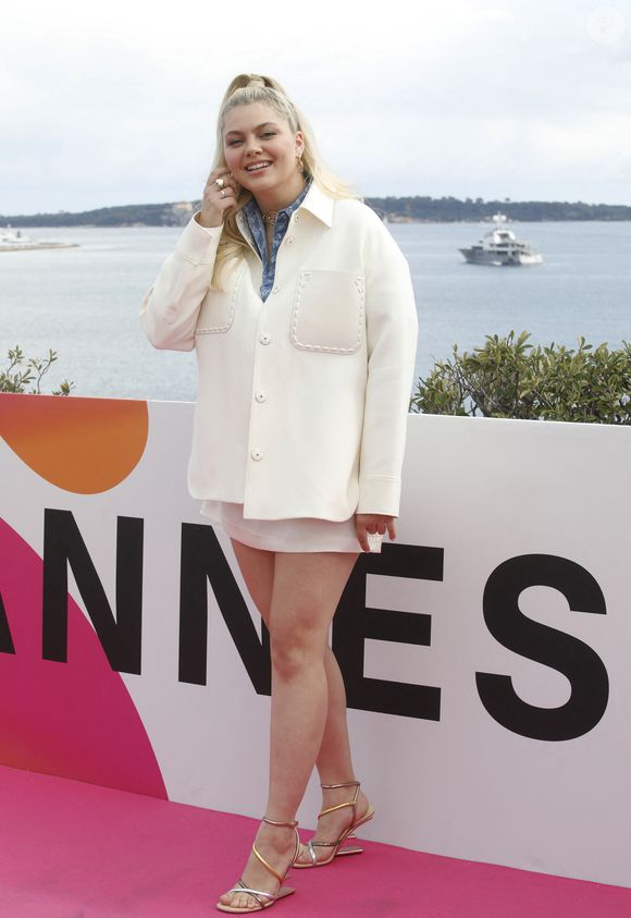 Louane Emera - Photocall de la série "Visions" lors de la 5ème saison du festival International des Séries "Canneseries" à Cannes, France, le 3 avril 2022. © Denis Guignebourg/Bestimage