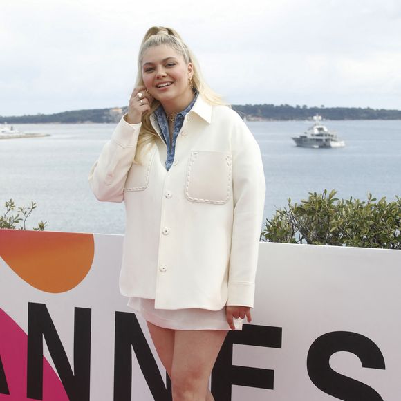Louane Emera - Photocall de la série "Visions" lors de la 5ème saison du festival International des Séries "Canneseries" à Cannes, France, le 3 avril 2022. © Denis Guignebourg/Bestimage