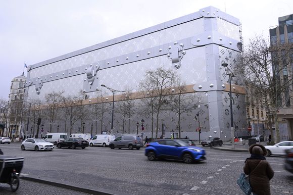 Louis Vuitton va ouvrir son hôtel de luxe de 6000 m2 sur les Champs Elysées !  Situé au 103 avenue des Champs-Elysées à Paris, ce bâtiment incroyable se situera juste en face du célèbre flagship de Louis Vuitton.
 Jack Tribeca/Bestimage