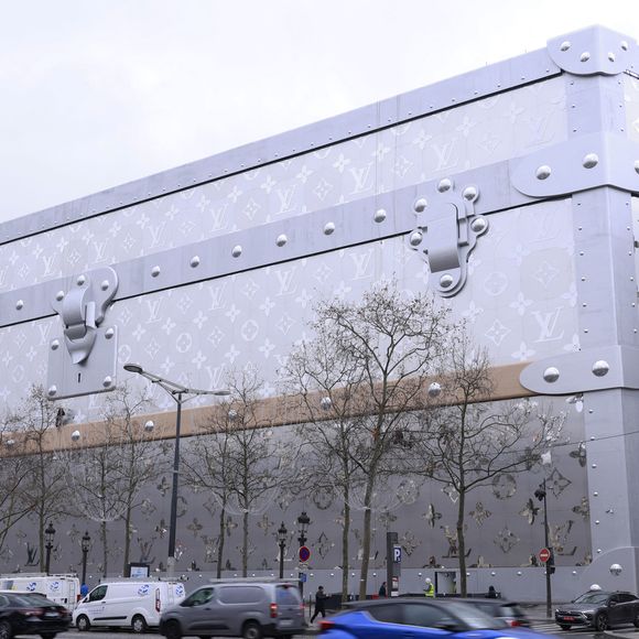 Louis Vuitton va ouvrir son hôtel de luxe de 6000 m2 sur les Champs Elysées !  Situé au 103 avenue des Champs-Elysées à Paris, ce bâtiment incroyable se situera juste en face du célèbre flagship de Louis Vuitton.
 Jack Tribeca/Bestimage