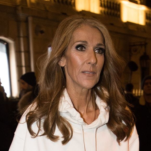 Céline Dion a tenu à rendre un hommage appuyé à Rodger Brulotte, un ami proche de René Angélil.

Céline Dion porte un sweat blanc à capuche avec l'inscription "I'M WORTH IT" (Je le vaux bien) à la sortie de l'hôtel Plaza Athénée après le tournage pour l'Oréal à Paris, France. @Agence / Bestimage