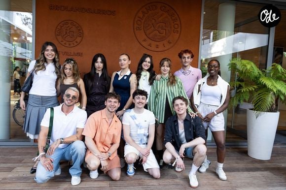 Emma Cereghino (Ema), Melissa Fesch, Ambre Jadah (gagnante Star Academy 2026), Léa Doffey (Finaliste Star Academy promo 2025), Jeanne Viard, Anouk Klein, Victor Aupecle, Sarah N'Dri Youetto, Jonathan Jenvrin, Théo Pasquet, Léo Lefebvre, Bastiaan Van Leeuwen au village lors des Internationaux de France de Tennis de Roland Garros 2026 à Paris, le 25 mai 2026 

© Moreau / Jacovides / Bestimage