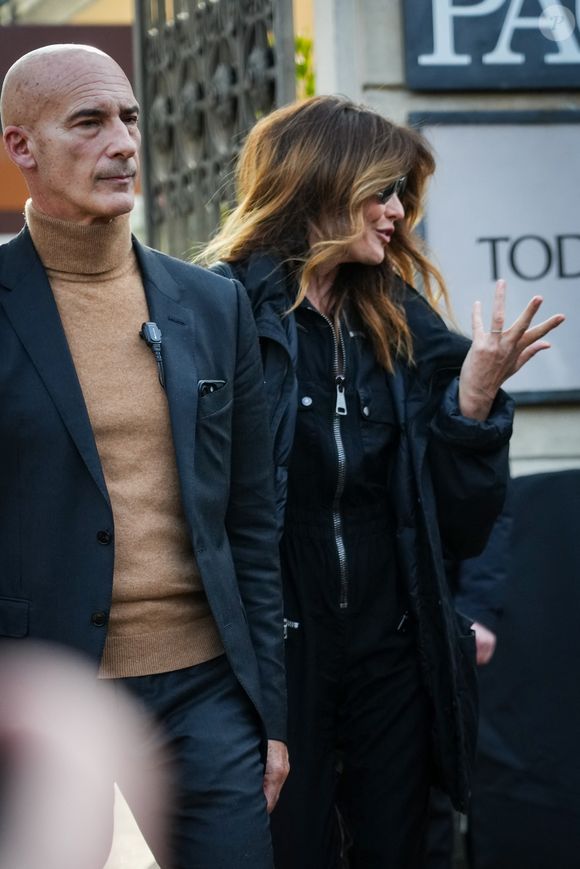 Carla Bruni arrive au Tod’s fashion show pendant la Fashion Week de Milan le 28 février 2025© Lucia Sabatelli/Bestimage