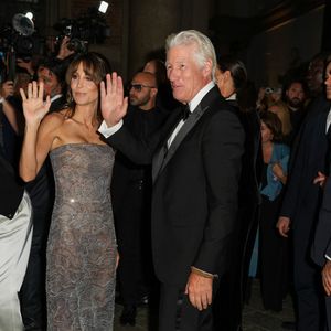 Richard Gere, Alejandra Silva au défilé de mode Armani printemps / été 2026 à Milan le 28 septembre 2025. © Lucia Sabatelli / Bestimage