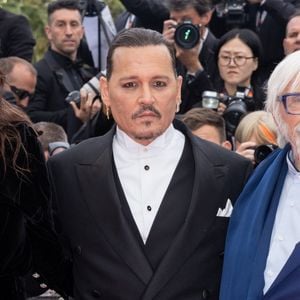 L'acteur américain est la tête d'affiche du film "Jeanne du Barry" de Maïwenn, qui sortait aujourd'hui au cinéma et qui fait l'ouverture de l'événement ce soir.
Johnny Depp - Montée des marches du film " Jeanne du Barry " pour la cérémonie d'ouverture du 76ème Festival International du Film de Cannes, au Palais des Festivals à Cannes. Le 16 mai 2023 © Olivier Borde / Bestimage