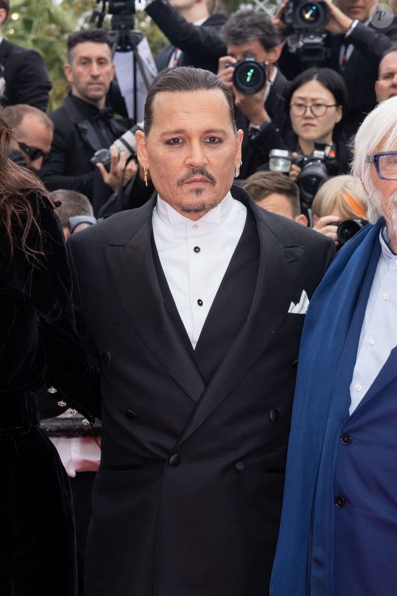L'acteur américain est la tête d'affiche du film "Jeanne du Barry" de Maïwenn, qui sortait aujourd'hui au cinéma et qui fait l'ouverture de l'événement ce soir.
Johnny Depp - Montée des marches du film " Jeanne du Barry " pour la cérémonie d'ouverture du 76ème Festival International du Film de Cannes, au Palais des Festivals à Cannes. Le 16 mai 2023 © Olivier Borde / Bestimage 