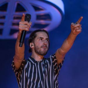 "J'ai entendu, réfléchi, je me suis posé des questions, j'ai revécu chaque soirée et chaque instant. Je suis innocent. Il y a eu des mois et des mois d'enquête de police. J'ai donné tous les éléments que j'ai pu retrouver de l'époque. Des messages, des photos, des relevés d'appel, des screens sur les réseaux..." a ajouté l'interprète de Trop beau.

Lomepal - - 21ème édition du festival Solidays à l'hippodrome de Longchamp à Paris - Jour 1. Le 21 juin 2019 © Lionel Urman / Bestimage