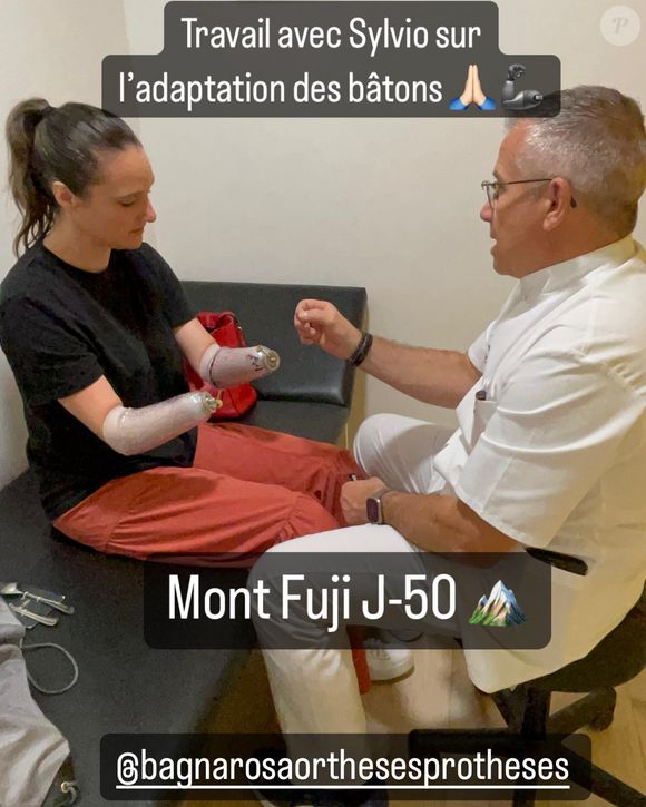 Lucie Retail, amputée des quatre membres, s'apprête à gravir une montagne.