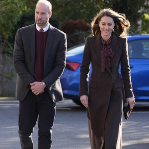 Le prince William, prince de Galles, et Catherine (Kate) Middleton, princesse de Galles, visitent le centre communautaire de Southport, pour rencontrer les familles des victimes de l'attaque au couteau, le 10 octobre 2024. 
© Julien Burton / Bestimage
