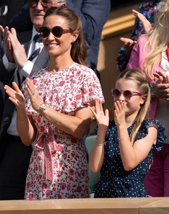 Catherine (Kate) Middleton remet la coupe à Carlos Alcaraz après sa victoire face à Novak Djokovic en finale du tournoi de Wimbledon 2024 (6/2 - 6/2 - 7/6), le 14 juillet 2024. Julien Burton / Bestimage