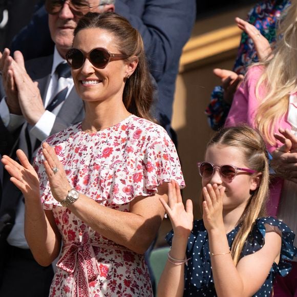 Catherine (Kate) Middleton remet la coupe à Carlos Alcaraz après sa victoire face à Novak Djokovic en finale du tournoi de Wimbledon 2024 (6/2 - 6/2 - 7/6), le 14 juillet 2024. Julien Burton / Bestimage