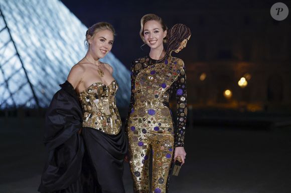 Andiata est d’ailleurs déjà appréciée par plusieurs membres de familles royales européennes.

Princesse Maria Carolina et Princesse Maria Chiara de Bourbon des Deux-Siciles, au Grand Dîner du Louvre 2026 à Paris pendant la fashion week Prêt à Porter femme automne/hiver 2026-2027 (PFW)
 
© Olivier Borde / Bestimage