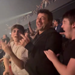 A Paris, Patrick Bruel s’ambiance avec ses fils et véritables sosies au concert où tout le monde voulait aller