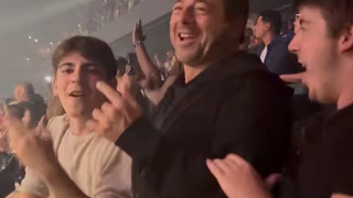 A Paris, Patrick Bruel s’ambiance avec ses fils et véritables sosies au concert où tout le monde voulait aller