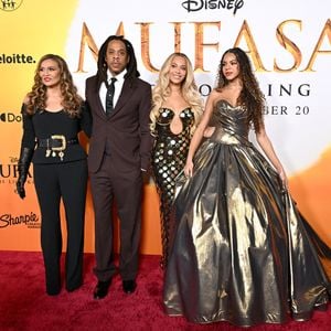 Il est apparu serein avec sa femme, sa belle-mère et leur fille pour le tapis rouge de "Mufasa"

Tina Knowles, Jay-Z, Beyonce et leur fille Blue Ivy lors de la première de "Mufasa" le 9 décembre 2024 à Hollywood