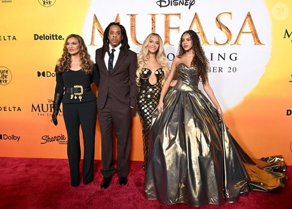 Il est apparu serein avec sa femme, sa belle-mère et leur fille pour le tapis rouge de "Mufasa"

Tina Knowles, Jay-Z, Beyonce et leur fille Blue Ivy lors de la première de "Mufasa" le 9 décembre 2024 à Hollywood