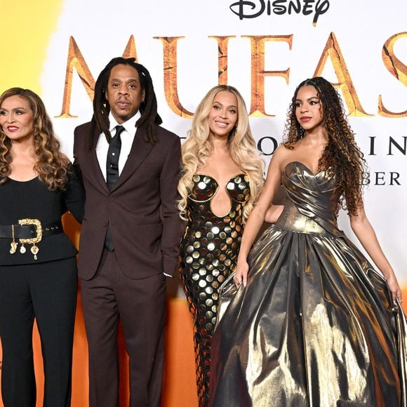 Il est apparu serein avec sa femme, sa belle-mère et leur fille pour le tapis rouge de "Mufasa"

Tina Knowles, Jay-Z, Beyonce et leur fille Blue Ivy lors de la première de "Mufasa" le 9 décembre 2024 à Hollywood
