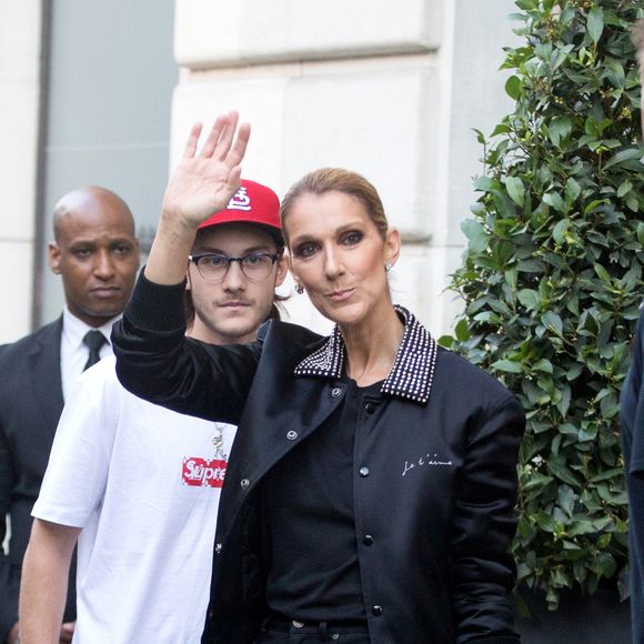 Céline Dion avec ses fils pour rencontrer une superstar

Céline Dion et son fils René-Charles Angelil sortent de l'hôtel Royal Monceau à Paris.