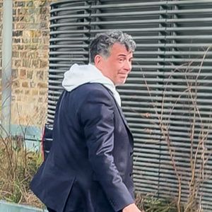 Stéphane Plaza en larmes à la sortie de son procès après avoir été reconnu coupable de "violences habituelles par concubin" et condamné à 12 mois de prison avec sursis, à Paris, France, le 18 février 2025. © Yehiel Chekroune/Bestimage