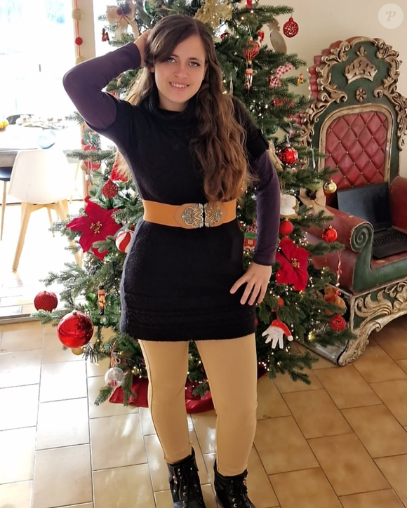 Camille Van der Auwera de "Familles nombreuses" prend la pose près d'un sapin de noël, 2 décembre 2024