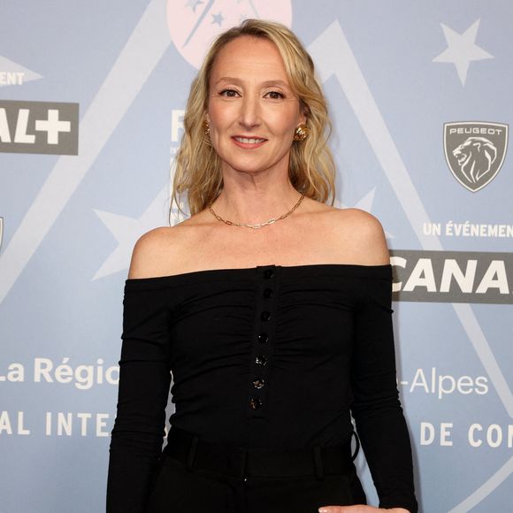 "J'ai eu une enfance délicieuse à la campagne. Je construisais des cabanes, je ramassais des fleurs dans les champs, je cueillais des cerises dans les arbres", a-t-elle ainsi révélé

Audrey Lamy (Présidente du jury) - Tapis rouge de la cérémonie d'ouverture du 29ème Festival International du Film de Comédie de l'Alpe d'Huez le 19 Janvier 2026. © Dominique Jacovides/Bestimage