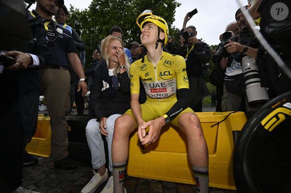 Etape 21 de la 112ème édition du Tour de France, le 24 juillet 2025. PARIS CHAMPS-ELYSEES, FRANCE - JULY 27 : Pogacar Tadej (SLO) et sa compagne
Photo News/Psnewz/Bestimage