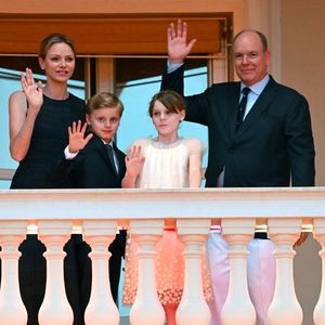 Le prince Albert II de Monaco, La princesse Charlène de Monaco, Le prince Jacques de Monaco, marquis des Baux,, La princesse Gabriella de Monaco, comtesse de Carladès lors de la célébration de la fête de la Saint Jean sur la Place du Palais princier de Monaco, le 23 juin 2025.

La Saint Jean est à l'origine une fête païenne puis chrétienne. Pour les païens, c'était une fête qui célébrait les moissons. Une fois christianisée, cette fête est devenue celle du solstice d'été et donc la fête de la lumière.

© Bruno Bebert / Bestimage