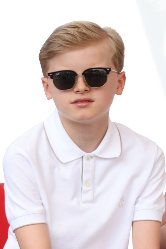 De son côté, le fils de Charlene portait une tenue d'été associant un tee-shirt blanc à un pantalon cargo bleu.

Le prince Jacques de Monaco - Cérémonie d'ouverture de la 6ème édition des Rencontres des Sites Historiques Grimaldi de Monaco, et remise des Trophées aux Officiels le 14 juin 2025. 
© Caudia Albuquerque / Bestimage