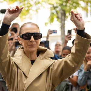 Céline Dion - Céline Dion acclamée par ses fans à la sortie du palace Royal Monceau à Paris. Céline Dion fait son grand retour sur scène à Paris avec une série de concerts exceptionnels à la Paris La Défense Arena du 12 septembre au 17 octobre 2026. Seize dates exclusives en septembre et octobre 2026, ainsi que dix dates en mai 2027, pour un spectacle qui s'annonce d'ores et déjà historique. Paris le31/08/2026.
© CYRIL MOREAU / BESTIMAGE