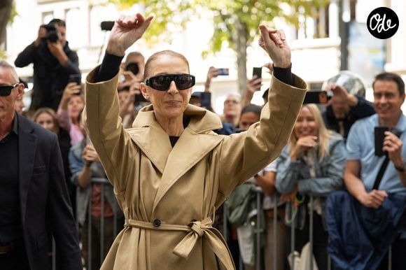 Céline Dion - Céline Dion acclamée par ses fans à la sortie du palace Royal Monceau à Paris. Céline Dion fait son grand retour sur scène à Paris avec une série de concerts exceptionnels à la Paris La Défense Arena du 12 septembre au 17 octobre 2026. Seize dates exclusives en septembre et octobre 2026, ainsi que dix dates en mai 2027, pour un spectacle qui s'annonce d'ores et déjà historique. Paris le31/08/2026.
© CYRIL MOREAU / BESTIMAGE