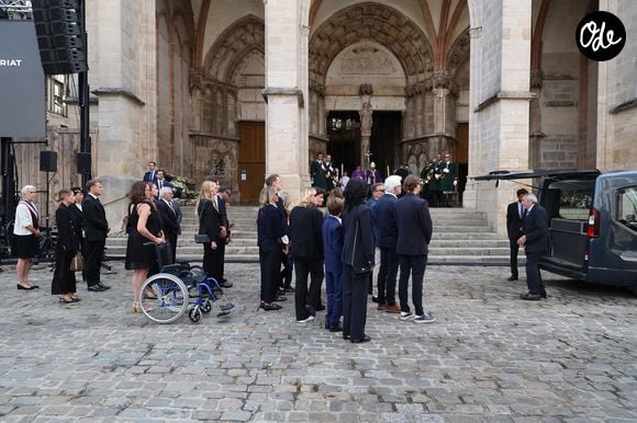 Le président Emmanuel Macron, Violaine Démaret, préfète de la Côte d’Or arrivant aux obsèques de François Patriat, ancien ministre, en la collégiale de Semur-en-Auxois le 25 août 2026. © Dominique Jacovides / Bestimage