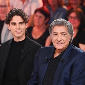 Âgé de 28 ans, le fils de Gloria François, la fille aînée du chanteur, a suivi les traces de son père en se lançant lui aussi dans une carrière musicale

Exclusif - Frédéric François et son petit-fils Matéo lors de l'enregistrement de l'émission Vivement dimanche présentée par M.Drucker aux studios Rive Gauche, à Paris, France, le 1er octobre 2025. Diffusion sur France 3 le 9 novembre 2025. © Guillaume Gaffiot/Bestimage
