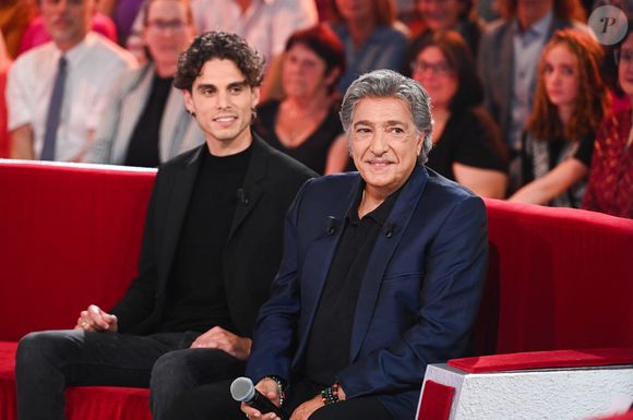 Âgé de 28 ans, le fils de Gloria François, la fille aînée du chanteur, a suivi les traces de son père en se lançant lui aussi dans une carrière musicale

Exclusif - Frédéric François et son petit-fils Matéo lors de l'enregistrement de l'émission Vivement dimanche présentée par M.Drucker aux studios Rive Gauche, à Paris, France, le 1er octobre 2025. Diffusion sur France 3 le 9 novembre 2025. © Guillaume Gaffiot/Bestimage