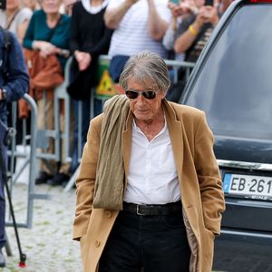 Jacques Dutronc et son fils Thomas Dutronc - Arrivées aux obsèques de l'auteure-compositrice-interprète et actrice française Françoise Hardy au crématorium du cimetière du Père-Lachaise à Paris, France, le 20 juin 2024. © Jacovides-Moreau/Bestimage
