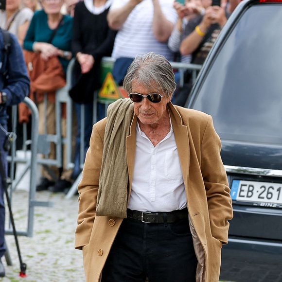 Jacques Dutronc et son fils Thomas Dutronc - Arrivées aux obsèques de l'auteure-compositrice-interprète et actrice française Françoise Hardy au crématorium du cimetière du Père-Lachaise à Paris, France, le 20 juin 2024. © Jacovides-Moreau/Bestimage