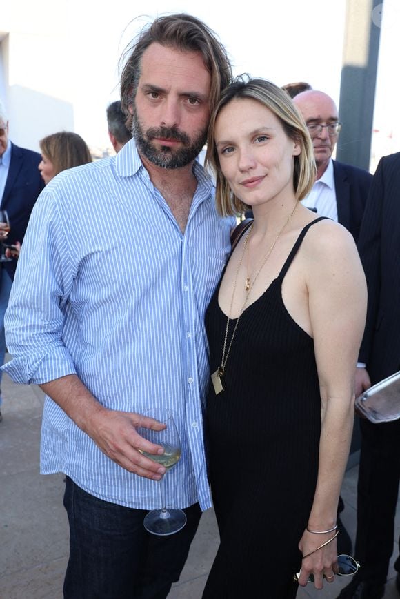 Ana Girardot et son mari Oscar Louveau assistent à la soirée Golden Hour du Peninsula Paris à Paris, France. Photo by Jerome Dominé/ ABACAPRESS.COM