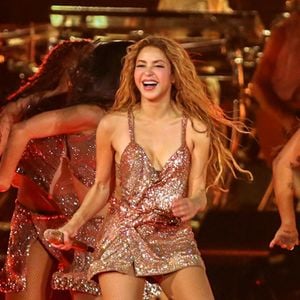 Shakira travaille également sa souplesse et son bassin afin de conserver le déhanché qui a contribué à sa renommée mondiale.

Shakira se produit lors d'un concert gratuit sur la plage de Copacabana à Rio de Janeiro, au Brésil.

© Backgrid USA / Bestimage