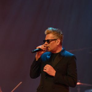 Benjamin Biolay lors du gala « Deux générations chantent pour la troisième » organisé par la Fondation pour la recherche sur la maladie d'Alzheimer à l'Olympia, à Paris, en France, le 30 mars 2026. Photo de Christophe Meng / ABACAPRESS.COM