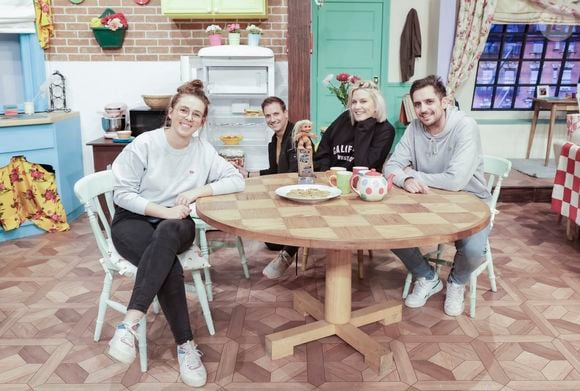 Exclusif - Ana Godefroy, Grégory Ascher, Justine Salmon, Jonathan O’Donell, de la matinale de RTL2 - Inauguration de l'exposition immersive "Friends Experience" à Paris. Le 21 novembre 2022. © Jack Tribeca / Bestimage