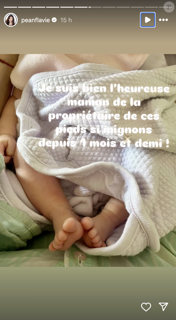 Sur Instagram, Flavie Péan a confirmé la naissance : "Je suis bien l'heureuse maman de la propriétaire de ces pieds si mignons depuis 1 mois et demi !". 

Flavie Péan et Arthur Jugnot ont accueilli leur premier enfant ensemble, une petite fille. Capture d'écran Instagram @peanflavie