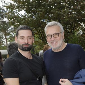 Après des années d'amour, Laurent Ruquier et Hugo Manos ont rompu.

Exclusif - Hugo Manos et son compagnon Laurent Ruquier - Inauguration de la place Line Renaud a Rueil-Malmaison.
© Jlppa / Bestimage