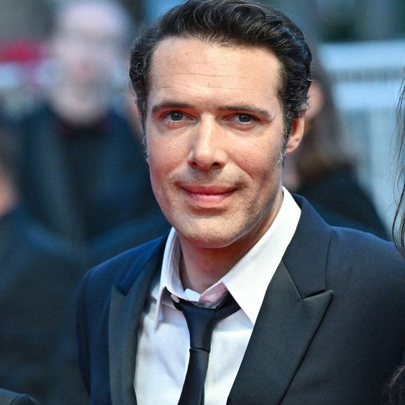 En couple depuis quatre ans avec Pauline Desmonts, Nicolas Bedos est aux premières loges pour suivre ses choix professionnels.

Nicolas Bedos assistant à la première du film Mascarade lors du 75e Festival de Cannes à Cannes, France. Photo Julien Reynaud/APS-Medias/ABACAPRESSS.COM  Festival de Cannes Festival du Film de Cannes Festival du Film de Cannes 