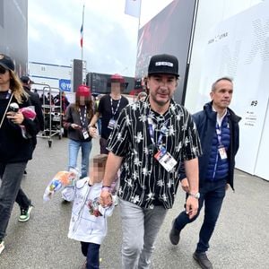 Michaël Youn et sa compagne Isabelle Funaro avec leur fils Stellar lors des "24 Heures du Mans", le 16 juin 2024.
© Fabien Faure/Bestimage