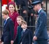 Le prince William tiré à quatre épingles et accompagné de son épouse Kate Middleton et leur progéniture, était de la partie. Comme à son habitude, la princesse de Galle - actuellement en rémission de son cancer - a donné une nouvelle leçon de style !
Le prince William, prince de Galles, et Catherine (Kate) Middleton, princesse de Galles, avec leurs enfants le prince George de Galles, la princesse Charlotte de Galles et le prince Louis de Galles arrivent avant la procession militaire organisée pour le 80e anniversaire du jour de la Victoire en Europe, en l'honneur de ceux qui ont servi pendant la Seconde Guerre mondiale, au palais de Buckingham, le 5 mai 2025 à Londres, en Angleterre. (Mirrorpix / Bestimage).