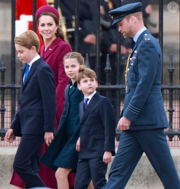 Le prince William tiré à quatre épingles et accompagné de son épouse Kate Middleton et leur progéniture, était de la partie. Comme à son habitude, la princesse de Galle - actuellement en rémission de son cancer - a donné une nouvelle leçon de style ! 

Le prince William, prince de Galles, et Catherine (Kate) Middleton, princesse de Galles, avec leurs enfants le prince George de Galles, la princesse Charlotte de Galles et le prince Louis de Galles arrivent avant la procession militaire organisée pour le 80e anniversaire du jour de la Victoire en Europe, en l'honneur de ceux qui ont servi pendant la Seconde Guerre mondiale, au palais de Buckingham, le 5 mai 2025 à Londres, en Angleterre. (Mirrorpix / Bestimage).