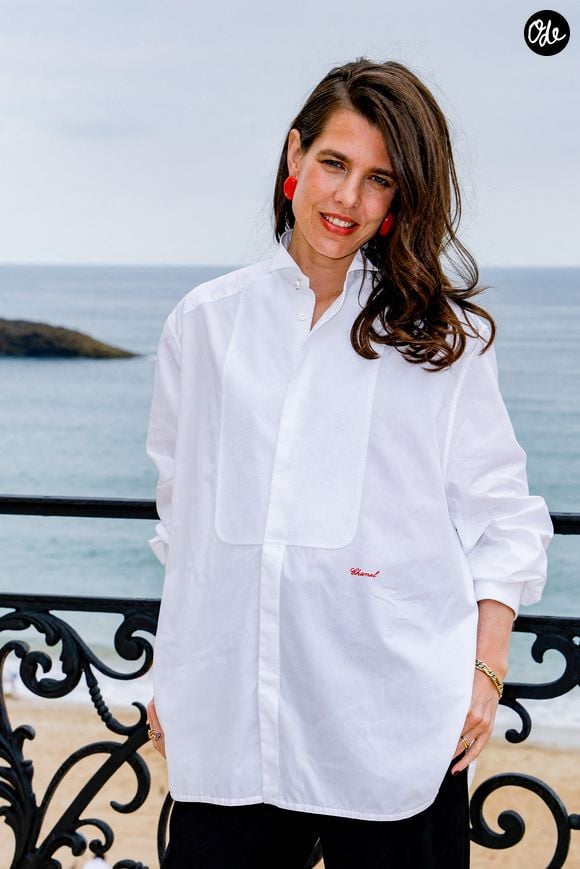 Un modèle unique qui a récemment convaincu Chanel de racheter cette institution du luxe français pour préserver son héritage et son excellence artisanale.

Charlotte Casiraghi au deuxième photocall du défilé Chanel "Collection Croisière 2026-2027 (Chanel Cruise)" sur la terrasse du Casino municipal de Biarritz, France, le 28 avril 2026. © Olivier Borde/Bestimage