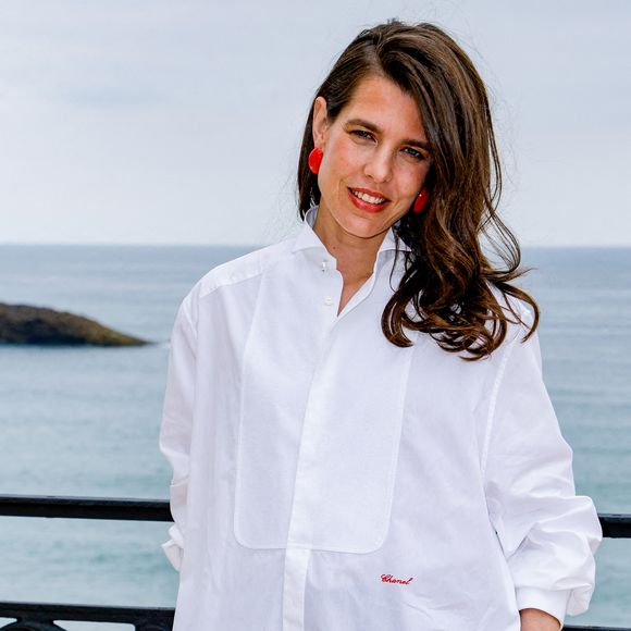 Un modèle unique qui a récemment convaincu Chanel de racheter cette institution du luxe français pour préserver son héritage et son excellence artisanale.

Charlotte Casiraghi au deuxième photocall du défilé Chanel "Collection Croisière 2026-2027 (Chanel Cruise)" sur la terrasse du Casino municipal de Biarritz, France, le 28 avril 2026. © Olivier Borde/Bestimage