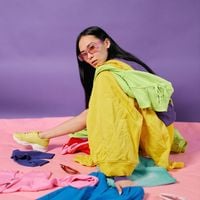 Bien choisir son outfit devant le miroir : selon une étude, certaines couleurs de vêtements donneraient instantanément bonne mine