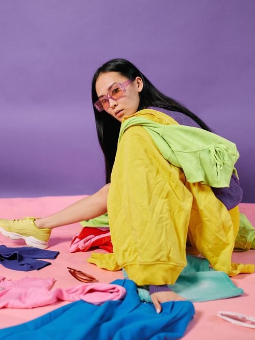 Bien choisir son outfit devant le miroir : selon une étude, certaines couleurs de vêtements donneraient instantanément bonne mine