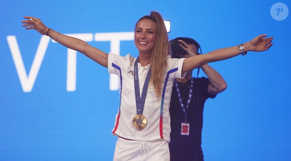 Championne olympique et multiple fois titrée, elle a un palmarès impressionnant.


Pauline Ferrand-Prévot, médaille d'or en VTT, au Club France lors des Jeux Olympiques Paris 2024. Le 28 juillet 2024 © Jonathan Rebboah / Panoramic / Bestimage